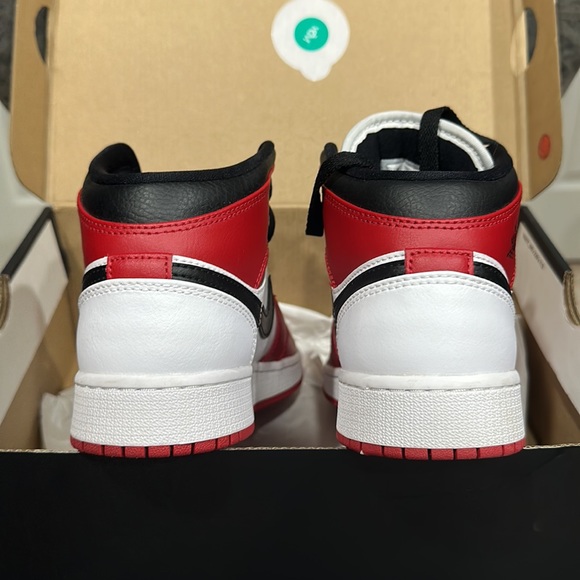 Air Jordan 1 Mid Chicago Red GS Size 5 - Picture 9 of 10